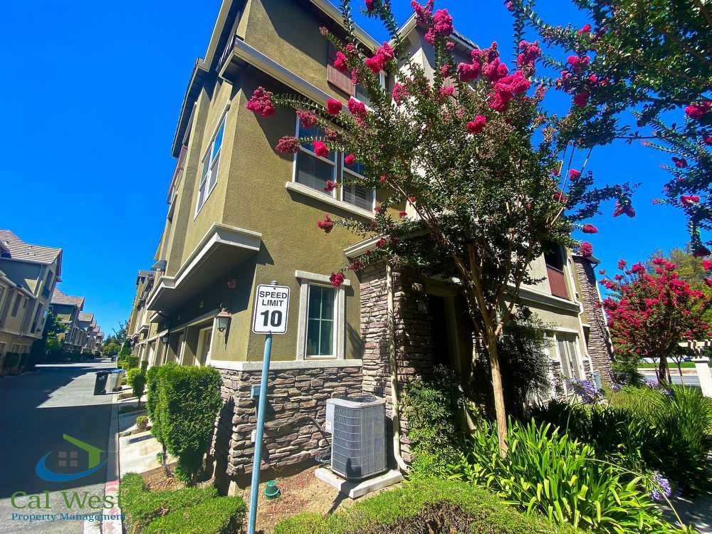 $3595 - 3 Bed/2.5 Bath Tri-level Townhome in North San Jose! Pets possible w/approval property image