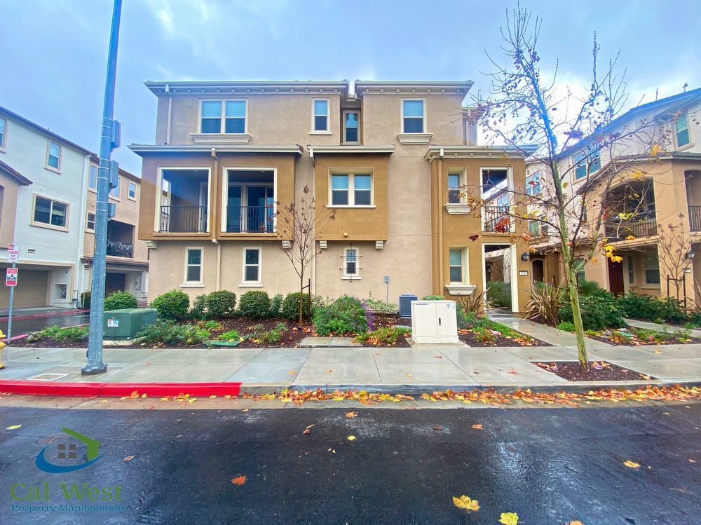 $3495 - Modern 2 Bed/2.5 Bath Tri-level Townhome-With Air Conditioning! property image