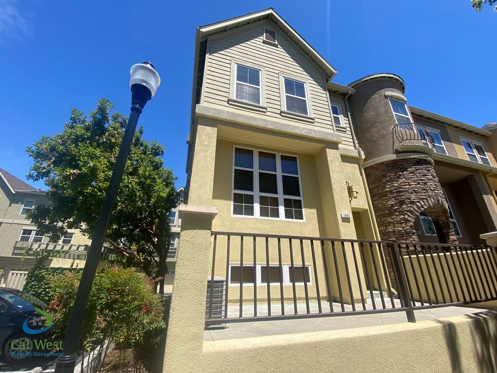 $4495-Stunning 3BR, 2.5 BA End Unit Townhome in Sunnyvale's Coveted Tasman Crossing Community/Small property image