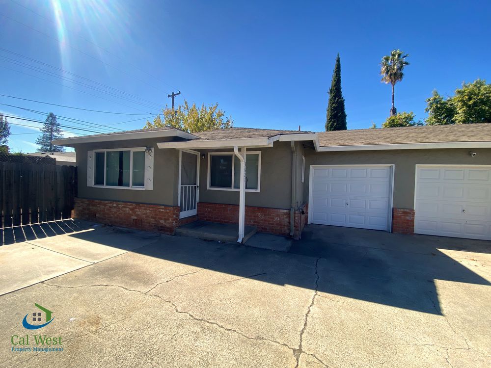 2595.00 - Duplex centrally located in Cambrian Area. 2/1 with garage (Back Unit) property image