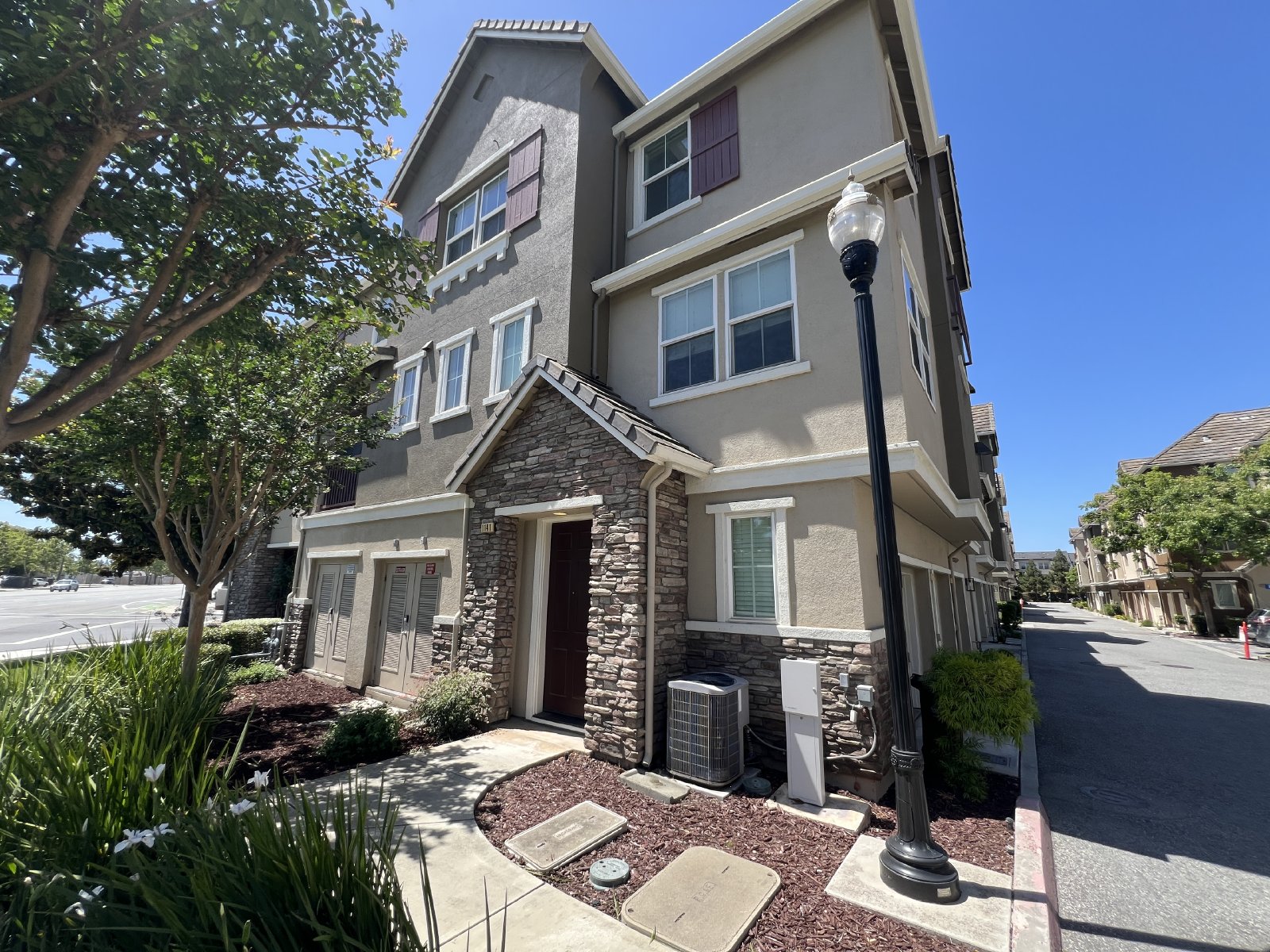 $4095-Beautiful Tri-level 3 Bed/2.5 Ba Townhome in Hampton Park/North San Jose property image