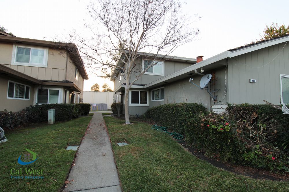 Great 2 bedroom 1 bath town home walking distance from light rail property image