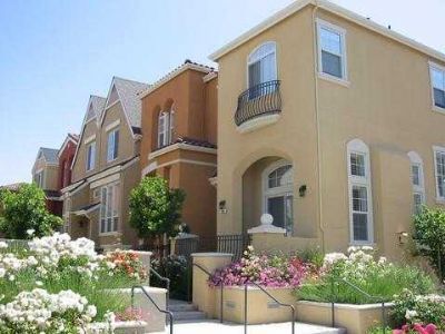 $3195 - Beautiful 2 Bed, 2.5 Bath Townhouse in Rivermark Area!! property image