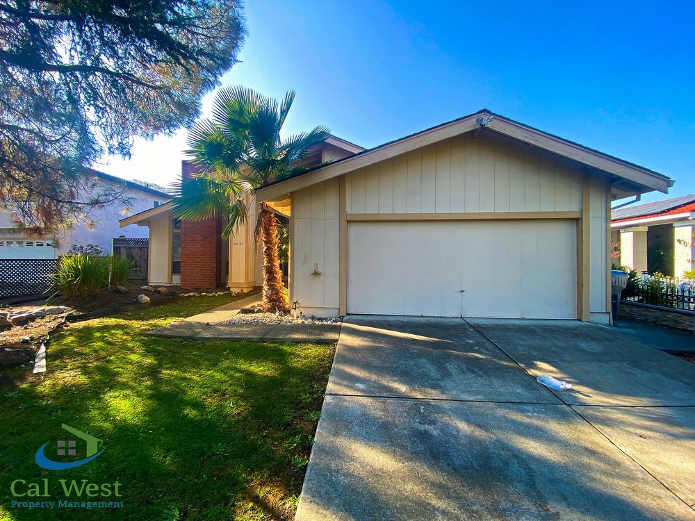 $3395 - Beautiful Evergreen 3 Bedroom 2 Bath Home! property image