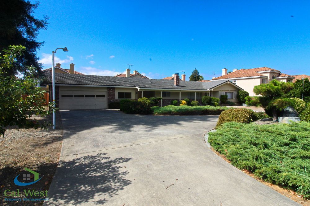 $3395 - Spacious Ranch Style Home with Large Gated Lot! property image