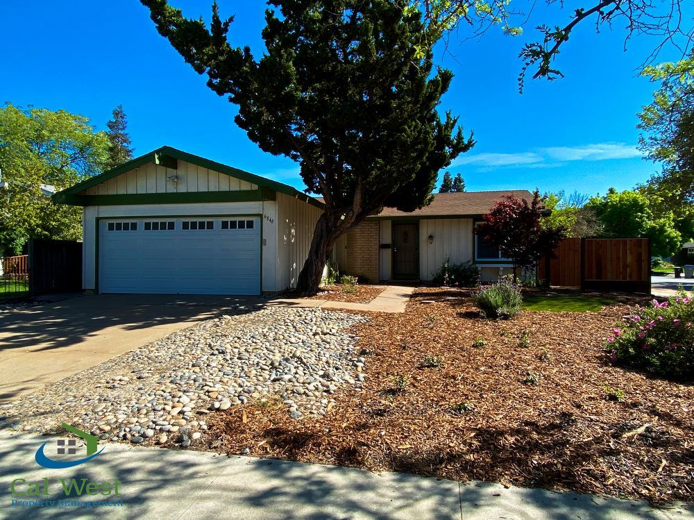 $2895 - Remodeled 2 Bedroom 1 Bath Home with Large Backyard property image